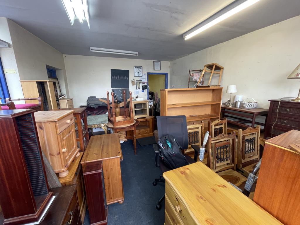 Lot: 157 - LOCK-UP SHOP PREMISES WITH POTENTIAL - 